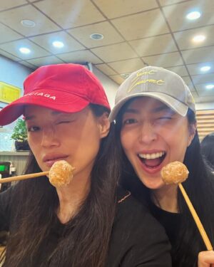 Shu Qi Instagram - 起🛫Have a great day 🍎妳太瘦了～辛苦了獎勵一顆半炸芋丸🍾