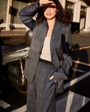 Shu Qi Instagram - 憂鬱的氣質 毛躁的髮絲 ～ 今晚來個大捲髮🧐🧐