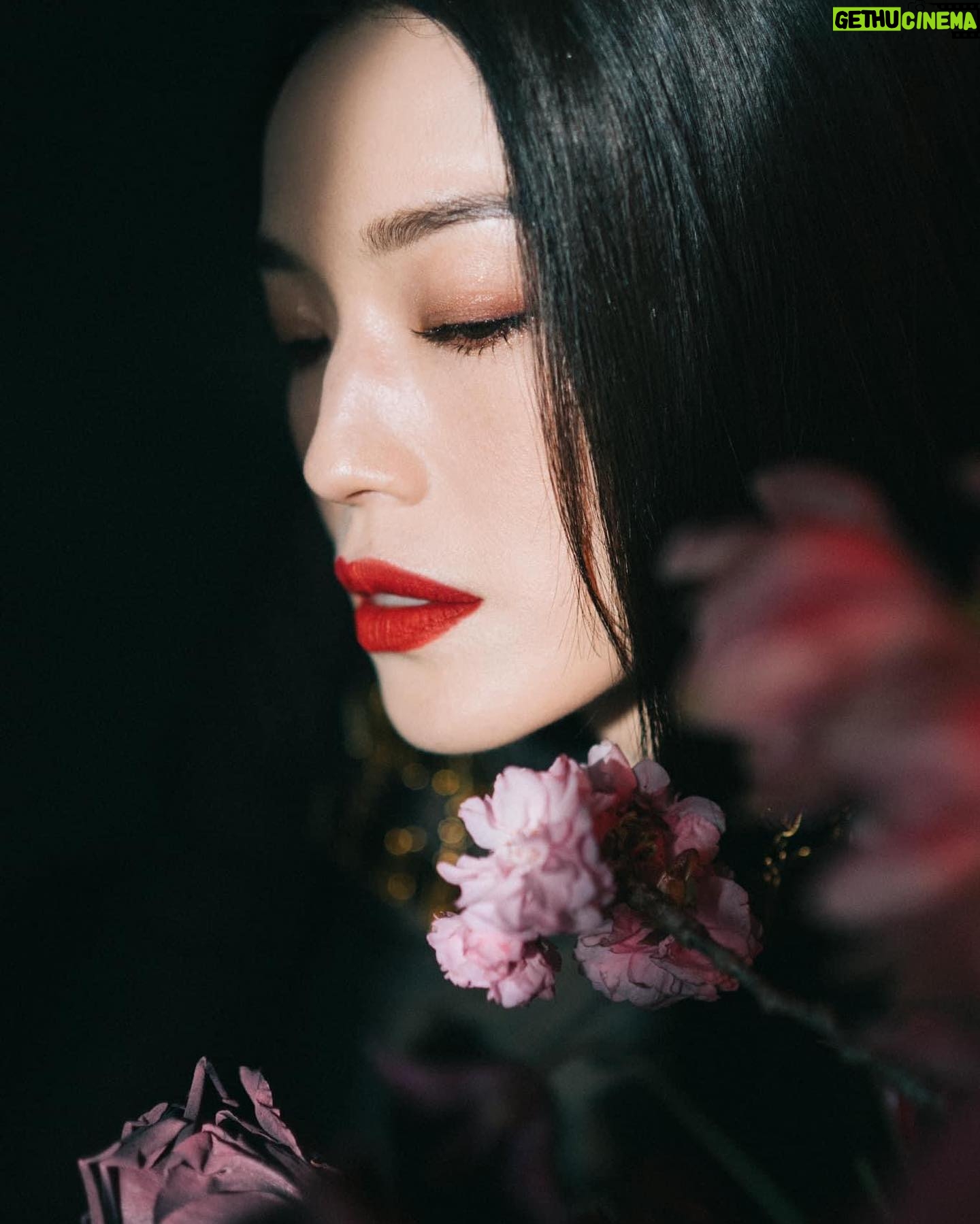 Shu Qi Instagram - 2023 4 14 晚 天有點陰 心情有點鬱 唇有點紅 @tomfordbeauty 猜色號 #tomford
