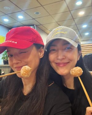 Shu Qi Instagram - 起🛫Have a great day 🍎妳太瘦了～辛苦了獎勵一顆半炸芋丸🍾