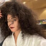 Shu Qi Instagram - 這髮量 吹頭得吹多久呢？ 落🌹