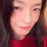 Shu Qi Instagram - Wow ～ 又一輪轉開始了 每一年辭舊迎新時 我都會反思一下自己 過去的日子 有沒有什麼需要改進的 ～ 很慶幸的是 隨著年紀慢慢的成長 也開始懂得將腳步放慢一點 觀察多一點～ 如 我會在接近爆發邊緣時 會把嘴巴閉緊 ，就算兩條眉毛都快連在一起 ，也能壓抑心跳的速度 與喉嚨裡要爆發出口的衝勁～ 其實往往在一件事情發生時 如能設身處地的稍微為對方想一下 ，或許能讓自己腦梗的機率慢慢降低 ～當脾氣想發作之前 深深呼吸慢慢吐氣～ 就算就算真的實在受不了 那就先轉身仰頭看看天空 想想可愛的花花與萌妹飛雲們 ⋯整理完思緒再轉身面向問題 ～這麼些年的經驗教會了我 ，面對無法解決的問題時 先將自己抽離 不先做任何評判 當心跳平緩 腦子不被火氣給牽引時 適當的解決方法就會出現 ⋯就算你還是覺得什麼都沒有出現⋯ 至少也不會說出無法回收的言語 🌹 龍年給自己的祝福 一切順心如意 願 世界和平🙏🏻 ㊗️福大家 好的全都實現 不好的都能轉化成好的能量灌溉所有需要幫助的眾生 ❤️
