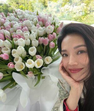 Shu Qi Instagram - 2023 4 16 天晴 ㊗️我生日快樂 願望都成真 🌹 謝謝愛我的你們💕 最後跟lay去追淚 🥳🥳🥳