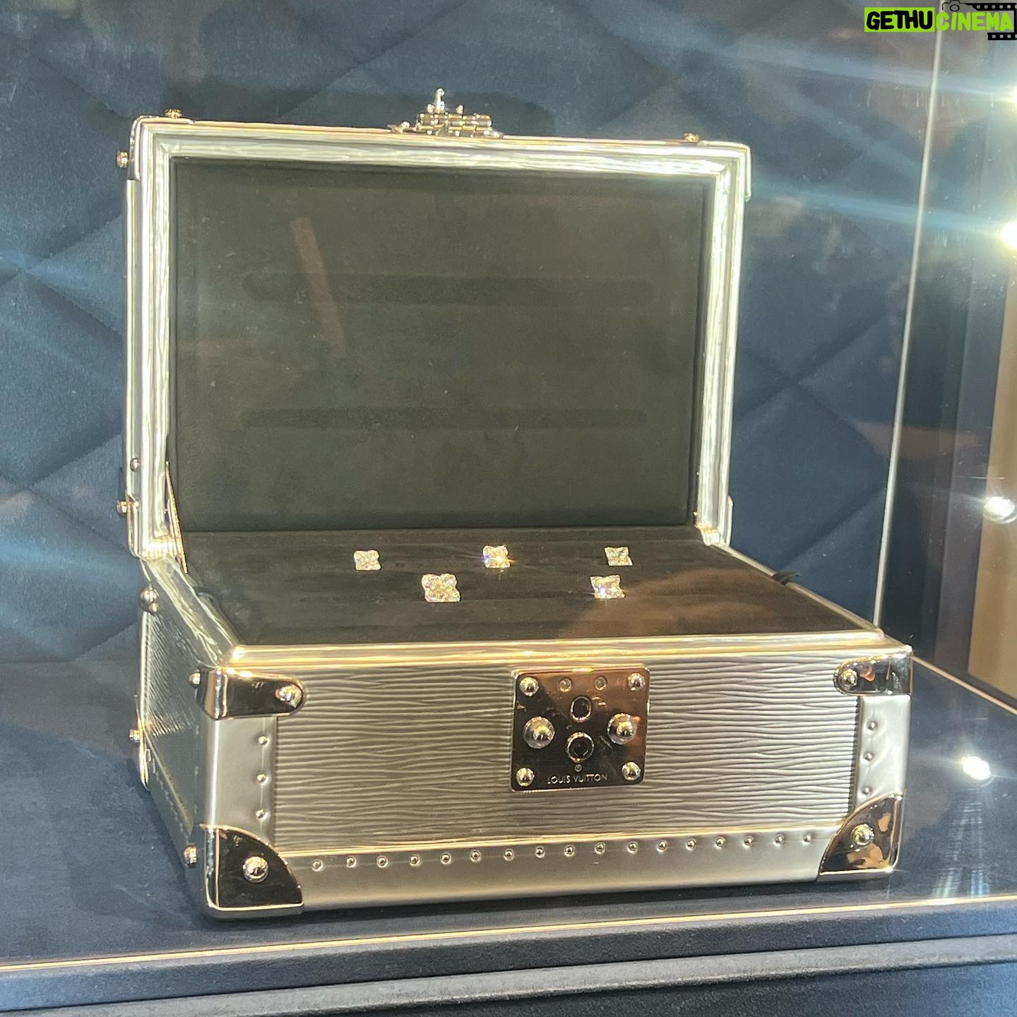 Shuzo Ohira Instagram - ルイ・ヴィトンのウォッチ &ファインジュエリーのクリエイティブ・ディレクターを務める フランチェスカ・アムフィテアトロフが来日し、ジュエリープレゼンテーションが開催されました。💎 新作メンズファインジュエリー「レ ガストン ヴィトン」は、 様々なデザイン要素が 盛り込まれたユニークなコレクションです🙏 Thank you : @louisvuitton @francescaamfitheatrof #lesgastonsvuitton #lvwatch #lvfashion #invitedbylouisvuitton #pr H&M: @nobusawahitoshi