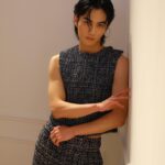 Shuzo Ohira Instagram – Dior

#dior #diorsummer24 #supportedbydior 
@dior @mrkimjones 

キム・ジョーンズが就任して5周年のメモリアルな
コレクションです！
伝統と破壊を包み込み、様々な影響とポップアイコンのコラージュを形にしたコレクションになっています💎