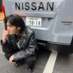 Shuzo Ohira Instagram - 藤原ヒロシさんがデザインの世界に一台のキャラバン🚘！を貸してもらいました！ 内装はペルシャ絨毯になっていて、 このツートーンのデザインもかっこいい⚡️ ケンタくん @kentatokyodrive と水沢アリーさん @ally_mizusawa と日産、そこにヒロシさん @fujiwarahiroshi が加わったスペシャルな一台💎 これに乗ってどこに行こうかな🤔 @nissanjapan #キャラバン #日産 #PR