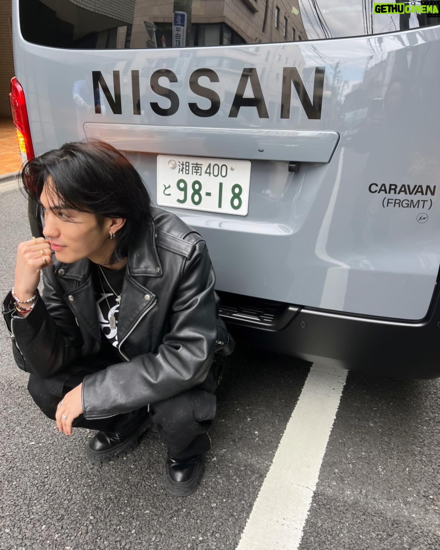 Shuzo Ohira Instagram - 藤原ヒロシさんがデザインの世界に一台のキャラバン🚘!を貸してもらいました! 内装はペルシャ絨毯になっていて、 このツートーンのデザインもかっこいい⚡️ ケンタくん @kentatokyodrive と水沢アリーさん @ally_mizusawa と日産、そこにヒロシさん @fujiwarahiroshi が加わったスペシャルな一台💎 これに乗ってどこに行こうかな🤔 @nissanjapan #キャラバン #日産 #PR