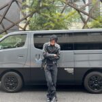Shuzo Ohira Instagram - 藤原ヒロシさんがデザインの世界に一台のキャラバン🚘！を貸してもらいました！ 内装はペルシャ絨毯になっていて、 このツートーンのデザインもかっこいい⚡️ ケンタくん @kentatokyodrive と水沢アリーさん @ally_mizusawa と日産、そこにヒロシさん @fujiwarahiroshi が加わったスペシャルな一台💎 これに乗ってどこに行こうかな🤔 @nissanjapan #キャラバン #日産 #PR