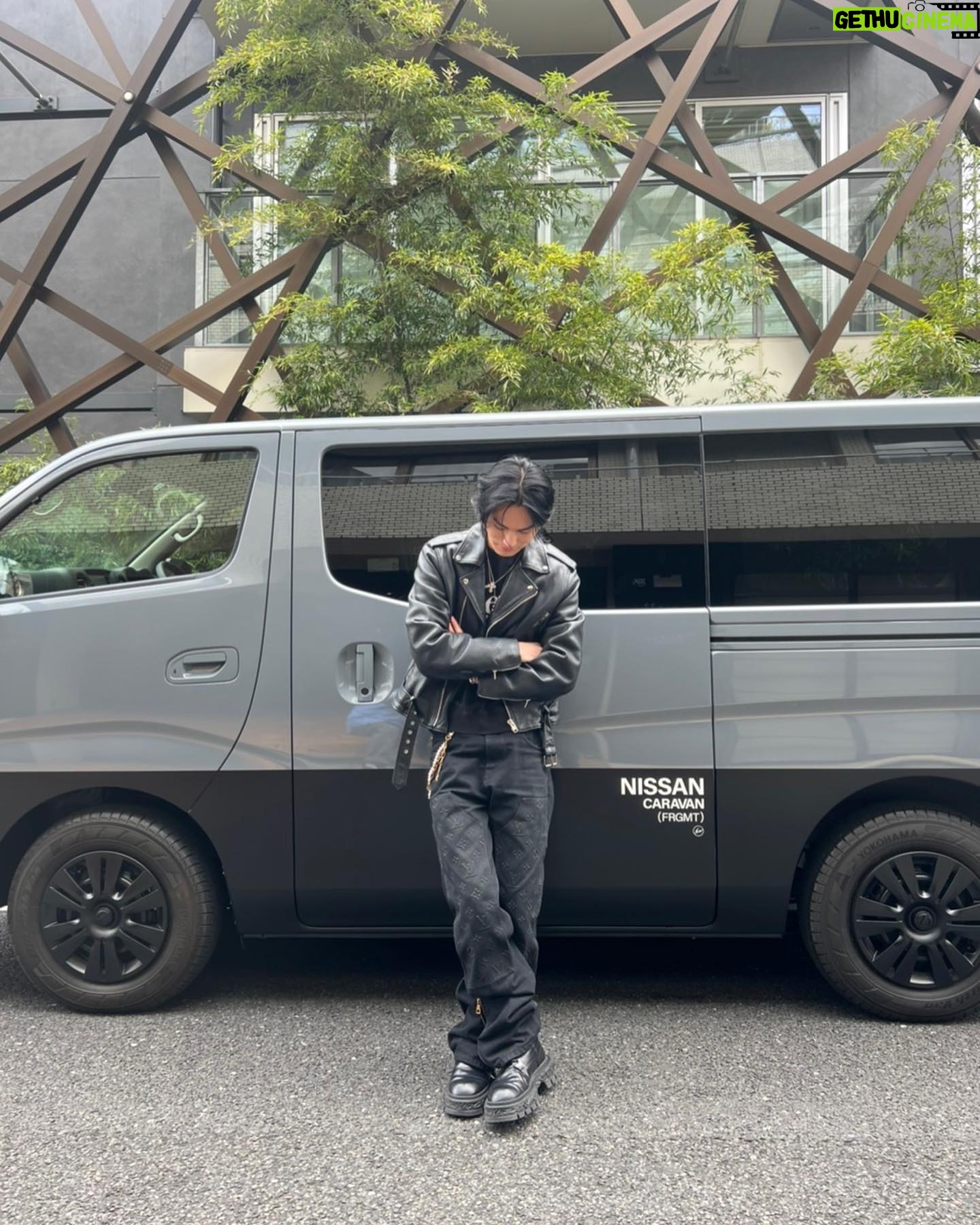 Shuzo Ohira Instagram - 藤原ヒロシさんがデザインの世界に一台のキャラバン🚘!を貸してもらいました! 内装はペルシャ絨毯になっていて、 このツートーンのデザインもかっこいい⚡️ ケンタくん @kentatokyodrive と水沢アリーさん @ally_mizusawa と日産、そこにヒロシさん @fujiwarahiroshi が加わったスペシャルな一台💎 これに乗ってどこに行こうかな🤔 @nissanjapan #キャラバン #日産 #PR