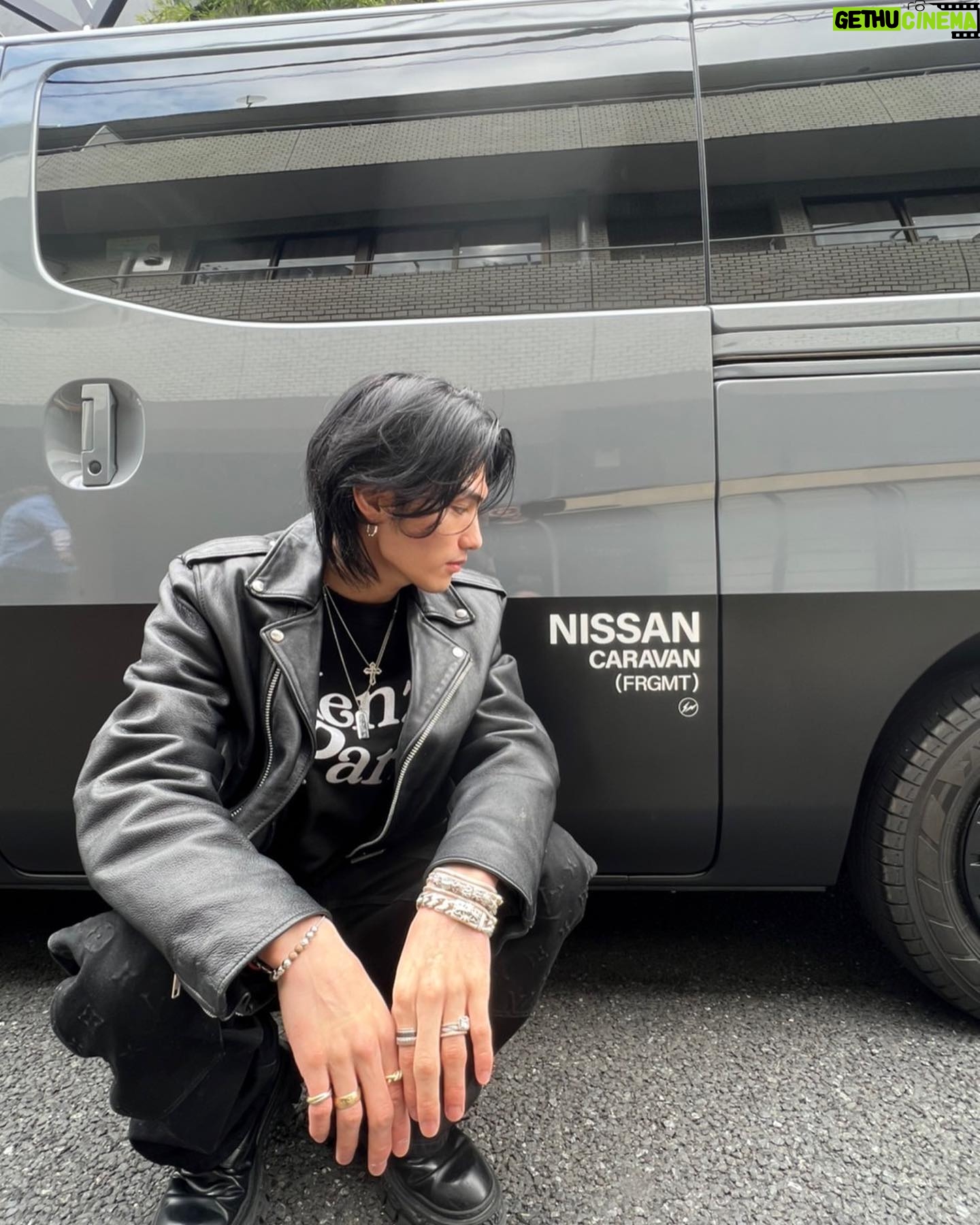 Shuzo Ohira Instagram - 藤原ヒロシさんがデザインの世界に一台のキャラバン🚘!を貸してもらいました! 内装はペルシャ絨毯になっていて、 このツートーンのデザインもかっこいい⚡️ ケンタくん @kentatokyodrive と水沢アリーさん @ally_mizusawa と日産、そこにヒロシさん @fujiwarahiroshi が加わったスペシャルな一台💎 これに乗ってどこに行こうかな🤔 @nissanjapan #キャラバン #日産 #PR