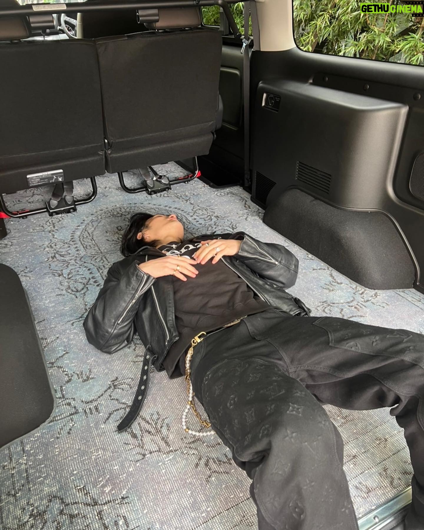 Shuzo Ohira Instagram - 藤原ヒロシさんがデザインの世界に一台のキャラバン🚘!を貸してもらいました! 内装はペルシャ絨毯になっていて、 このツートーンのデザインもかっこいい⚡️ ケンタくん @kentatokyodrive と水沢アリーさん @ally_mizusawa と日産、そこにヒロシさん @fujiwarahiroshi が加わったスペシャルな一台💎 これに乗ってどこに行こうかな🤔 @nissanjapan #キャラバン #日産 #PR