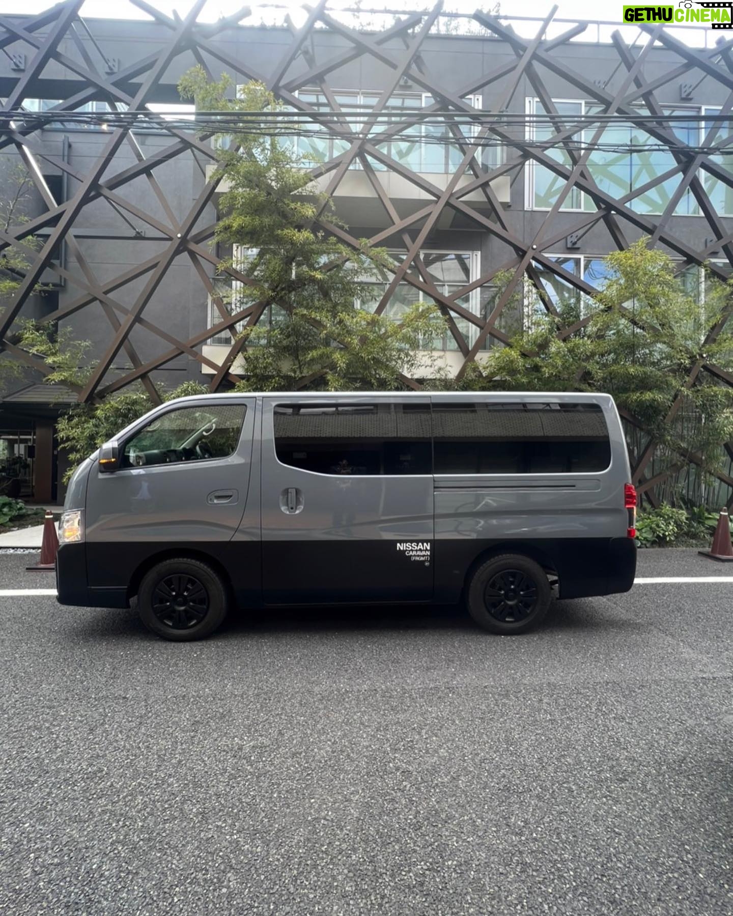 Shuzo Ohira Instagram - 藤原ヒロシさんがデザインの世界に一台のキャラバン🚘!を貸してもらいました! 内装はペルシャ絨毯になっていて、 このツートーンのデザインもかっこいい⚡️ ケンタくん @kentatokyodrive と水沢アリーさん @ally_mizusawa と日産、そこにヒロシさん @fujiwarahiroshi が加わったスペシャルな一台💎 これに乗ってどこに行こうかな🤔 @nissanjapan #キャラバン #日産 #PR