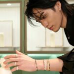 Shuzo Ohira Instagram - GRAFF ローレンス グラフ シグネチャーの新作バングルを タッチ＆トライできるイベントに行きました💎 このインストアイベントは、3月20日(水)～4月14日(日)の間 全国のグラフサロンにて開催しているようなので、皆さんも是非行ってみてください！🙏 @graff #graffsignature #mysignature #グラフ #pr H&M: @nobusawahitoshi Stylist: @yutoinagakiii 👔: @ferragamo