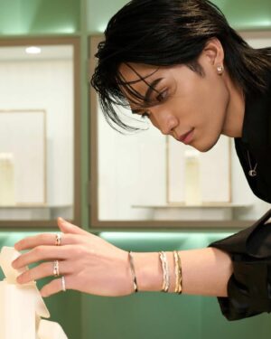 Shuzo Ohira Instagram - GRAFF

ローレンス グラフ シグネチャーの新作バングルを
タッチ＆トライできるイベントに行きました💎
このインストアイベントは、3月20日(水)～4月14日(日)の間
全国のグラフサロンにて開催しているようなので、皆さんも是非行ってみてください！🙏

@graff 
#graffsignature 
#mysignature 
#グラフ 
#pr 

H&M: @nobusawahitoshi 

Stylist: @yutoinagakiii

👔: @ferragamo