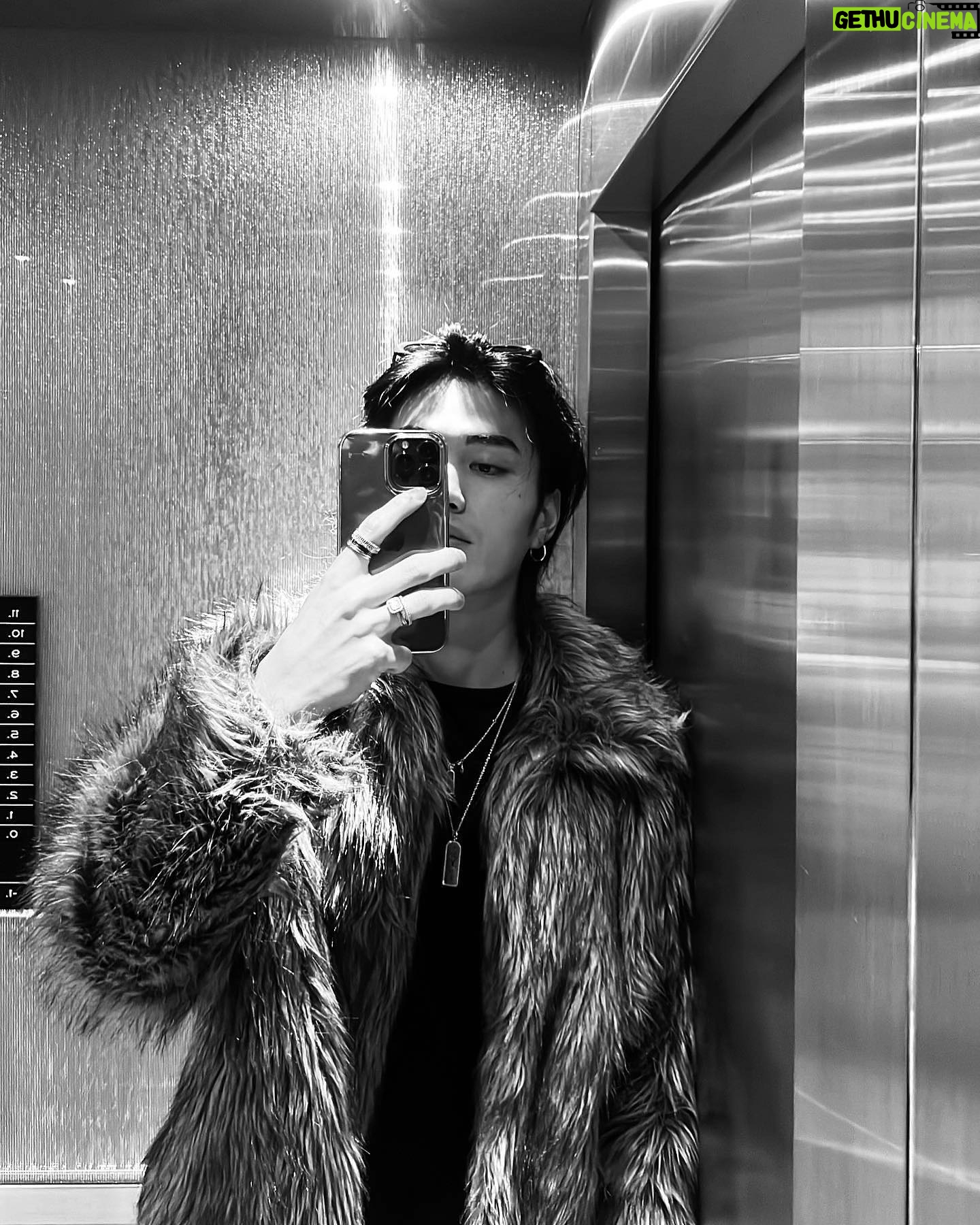 Shuzo Ohira Instagram - J'ai vraiment hâte de voir le défilé de mode de Saint Laurent.🇫🇷🥀