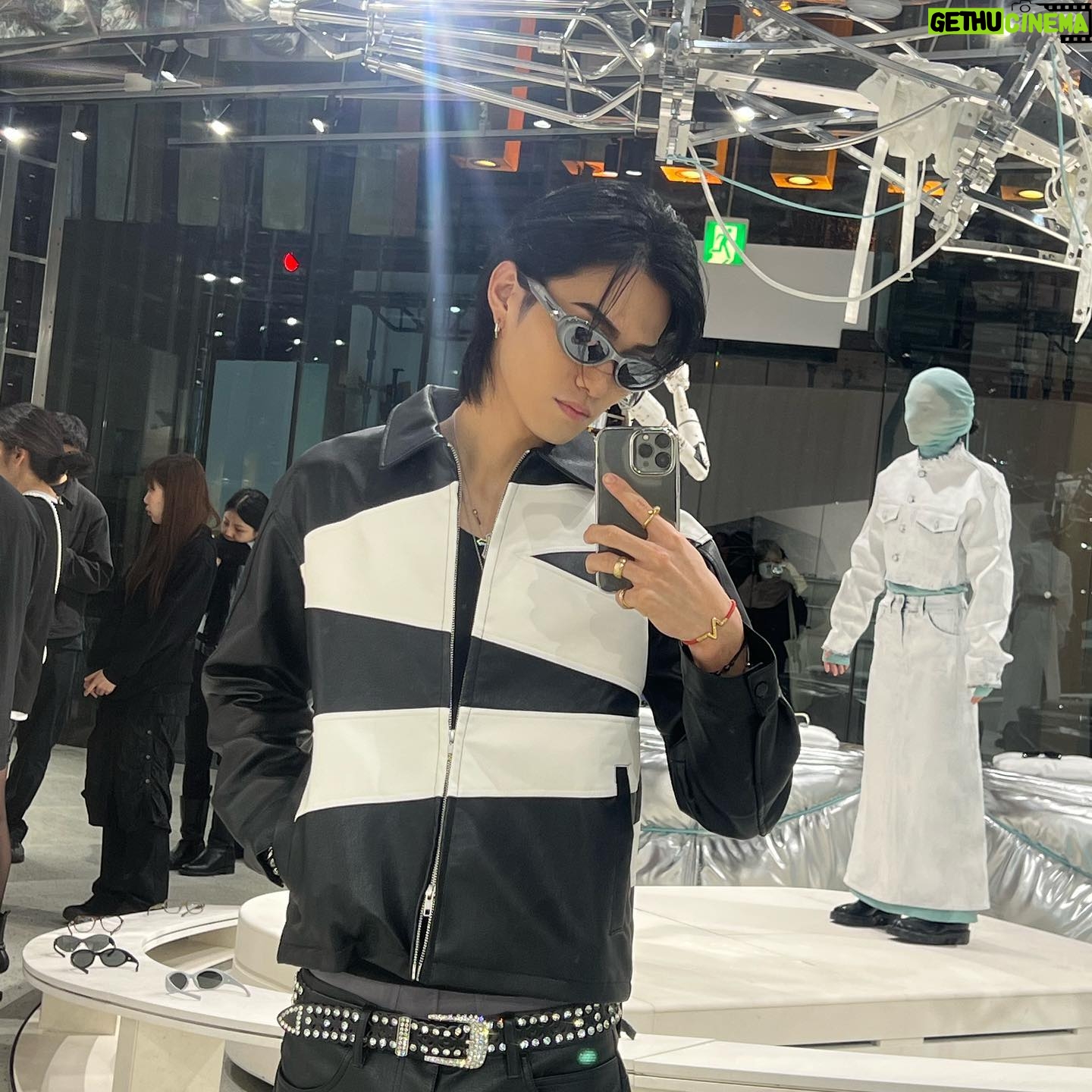 Shuzo Ohira Instagram - GENTLE MONSTER TAMBURINS 明日から南青山でオープンするよ💎 やばいサングラスたくさんあるから是非行ってみてね🙏 @gentlemonster @tamburinsofficial H&M: @nobusawahitoshi Stylist: @rikiyamada_ #ジェントルモンスター #ジェントルモンスター青山 #gentlemonsteraoyama #tamburins #tamburinsaoyama #pumkini @gentlemonster @tamburinsofficial