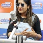Shweta Mohan Instagram – பெண் – The Anthem 💫📻🎙️
.
Enjoy the process and progress 💫🫰🏻
.
Ft. @_shwetamohan_ @maithri_1111 
.
#SthreeTheAnthem #PeNNTheAnthem 
.
#Womensday #Womensday2024
#songforwomen #songforgirls #sheroism #girlpower #womenempowerment