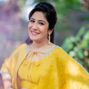 Shweta Mohan Instagram - And the weekend is here 🥳🌼💛

Styled by: @aayeshaa.mariam
Outfit: @anupellakuruofficial
Shot by: @they_call_me_keshu
Jewellery: @kushalsfashionjewellery
Costume asstnt: @Spoorthi._rao
Hair: @hairbyrama1995
Makeup: @sree_bridal_makeovers
Costumer: @kondanagacostumedesigners

#SuperSingeronStarMaa #TeluguSingingRealityShow 
#shootdiaries