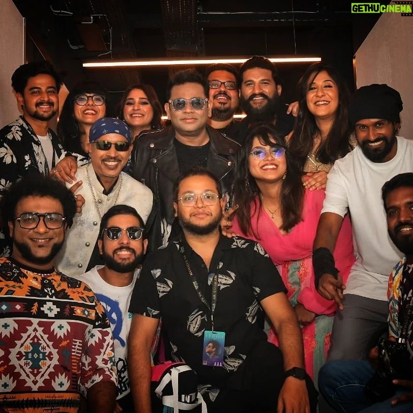 Shweta Mohan Instagram - Thank You @arrahman Sir for the opportunity to sing some of your greatest classics at the incredible concerts with your amazing team πβ¨π΅πππ½ Such a memorable tour of #Europe this has been !!! @btosproductions π€ πΈ - @ashik_shutters #30yearsofrahmania #ARRahmanLive #arrahmanliveinconcert #ShwetaMohanLive #shwetamohandiaries