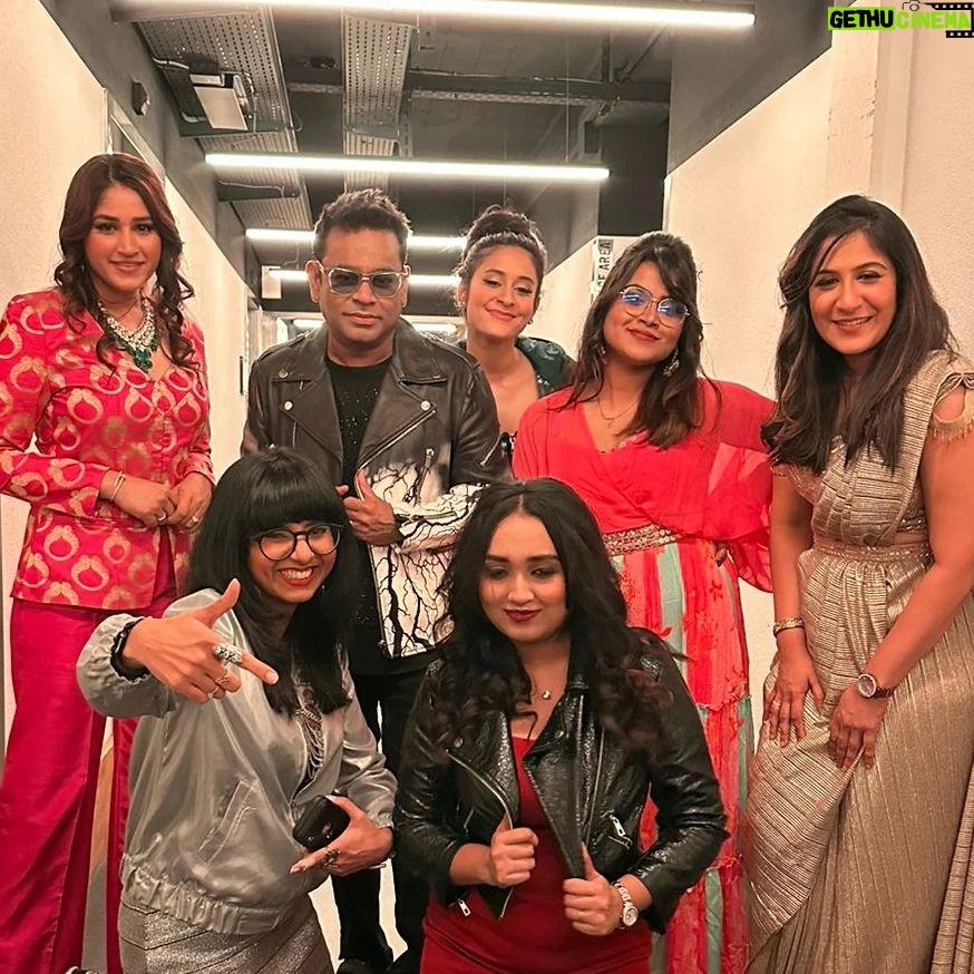 Shweta Mohan Instagram - Thank You @arrahman Sir for the opportunity to sing some of your greatest classics at the incredible concerts with your amazing team πβ¨π΅πππ½ Such a memorable tour of #Europe this has been !!! @btosproductions π€ πΈ - @ashik_shutters #30yearsofrahmania #ARRahmanLive #arrahmanliveinconcert #ShwetaMohanLive #shwetamohandiaries