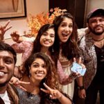 Shweta Mohan Instagram – Smily faces after a fun concert last evening for Dhanalakshmi Srinivasan College of Engineering #Trichy with @bennetandtheband and with these bundle of talents my lovelies  @prasanna_adhisesha @srinisha_jayaseelan and @priya.jerson 😍💓