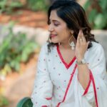 Shweta Mohan Instagram - Rise and Shine ! 🥰🎉 Styled by: @aayeshaa.mariam Outfit: @_anjali_jha______ Shot by: @they_call_me_keshu Earrings: @suhanipittie Hair: @hairbyrama1995 Makeup: @sree_bridal_makeovers Costumer: @kondanagacostumedesigners