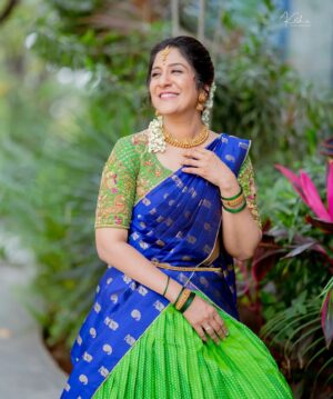 Shweta Mohan Instagram - #Pongal #Sankranthi wishes to all 🎉😍🌞
Wishing all a year brimming with goodness and health 🙏🏽
#SuperSingerOnStarMaa #TeluguSingingRealityShow

This beautiful traditional outfit
Styled by: @aayeshaa.mariam
Outfit: @bhargavikunam
Shot by: @they_call_me_keshu
Jewellery: @kushalsfashionjewellery
Hair: @hairbyrama1995
Makeup: @sree_bridal_makeovers
Costumer: @kondanagacostumedesigners