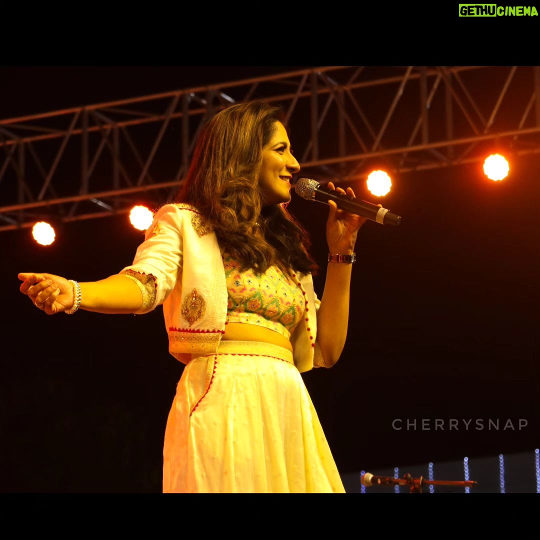 Shweta Mohan Instagram - @sarin_cherry . . . Dhanalakshmi srinivasan University Day 2 Nakshatra2k24 Swethamohan mam #dhanalakshmisrinivasancollege #dhanalakshmisrinivasan #trending #nakshatra #cinema #celebrity#nakshatra #chidambaram#cuddalore