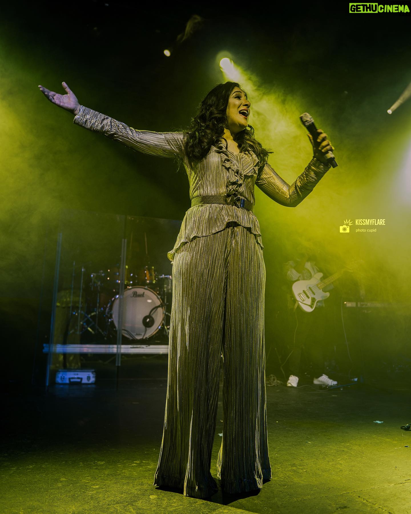 Shweta Mohan Instagram - Innum Konjam Isai Tour’23, the dazzling @_shwetamohan_ @sujathamohanofficial @tanj_1971 @nikhilramtp @bennetandtheband @thevijayyesudas @haricharanmusic #forumbirmingham #birmingham #ukeventlife #kissmyflarephotography 📸❤️ Organised by: @ukeventlife Band: @bennetandtheband Hosts: @anusrisnair @ranyajac For model, event, candid or ceremonial photography📸, DM on Instagram. @kissmyflare #photography #photooftheday #photogram #photo #dailyphoto #dailyphotochallenge #dailyphotography #london🇬🇧 #streetphotography #photographer #birmingham #coventry #england #london #unitedkingdom #europe #india #love #instagood #fashion #beautiful #happy #travel #art #food #nature