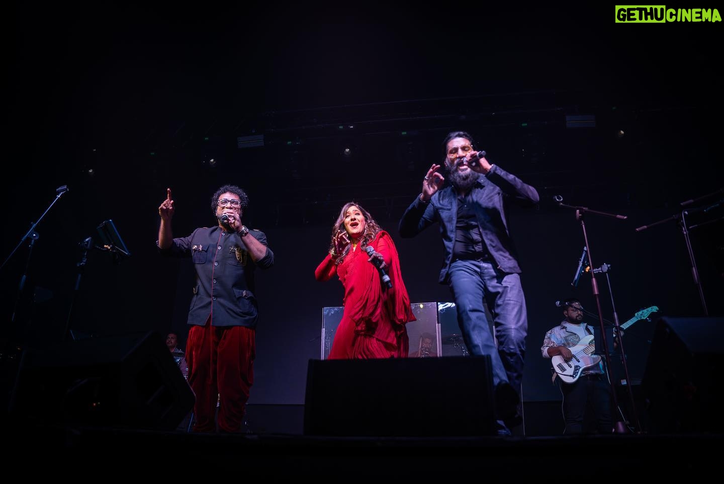 Shweta Mohan Instagram - Innum Konjam Isai Tour 2023 featuring Vijay Yesudas, Shweta Mohan and Haricharan Seshadri in Birmingham and London 🎶 Capturing the electrifying energy of the trio’s concert! 🎤🔥 From the heart-pounding beats to the soul-stirring melodies, they took the stage by storm. A night filled with music, passion, and pure talent. Witness the highlights of an unforgettable performance. 🎵✨ Event organiser: @ukeventlife Tour manager: @njadoonanan Outfits: @bridal__empire_parisdubai Band: @bennetandtheband Hosts: @anusrisnair @ranyajac Hair and Makeup: @jansika_s and @bridal__empire_parisdubai Promoter: @gowtham_gsz