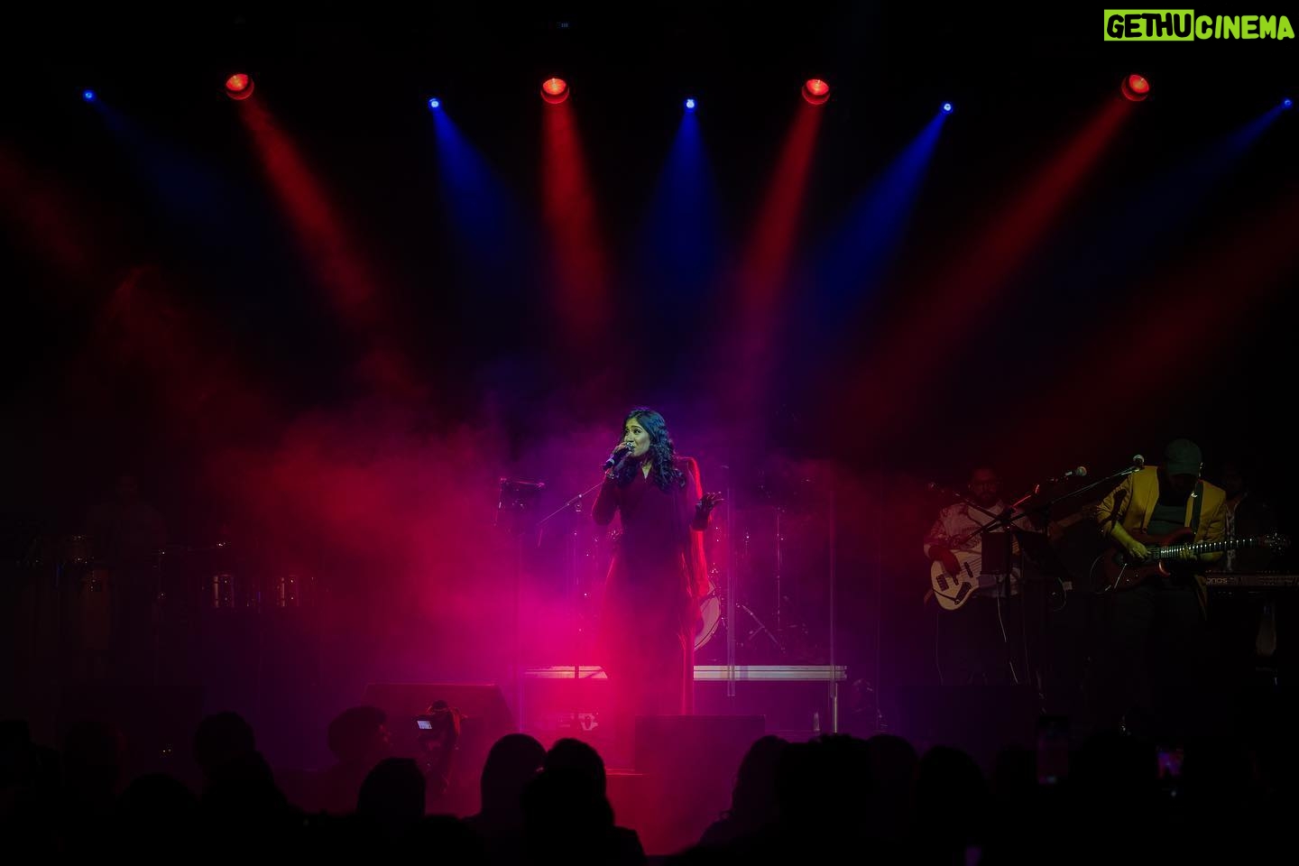 Shweta Mohan Instagram - Innum Konjam Isai Tour 2023 featuring Vijay Yesudas, Shweta Mohan and Haricharan Seshadri in Birmingham and London 🎶 Capturing the electrifying energy of the trio’s concert! 🎤🔥 From the heart-pounding beats to the soul-stirring melodies, they took the stage by storm. A night filled with music, passion, and pure talent. Witness the highlights of an unforgettable performance. 🎵✨ Event organiser: @ukeventlife Tour manager: @njadoonanan Outfits: @bridal__empire_parisdubai Band: @bennetandtheband Hosts: @anusrisnair @ranyajac Hair and Makeup: @jansika_s and @bridal__empire_parisdubai Promoter: @gowtham_gsz