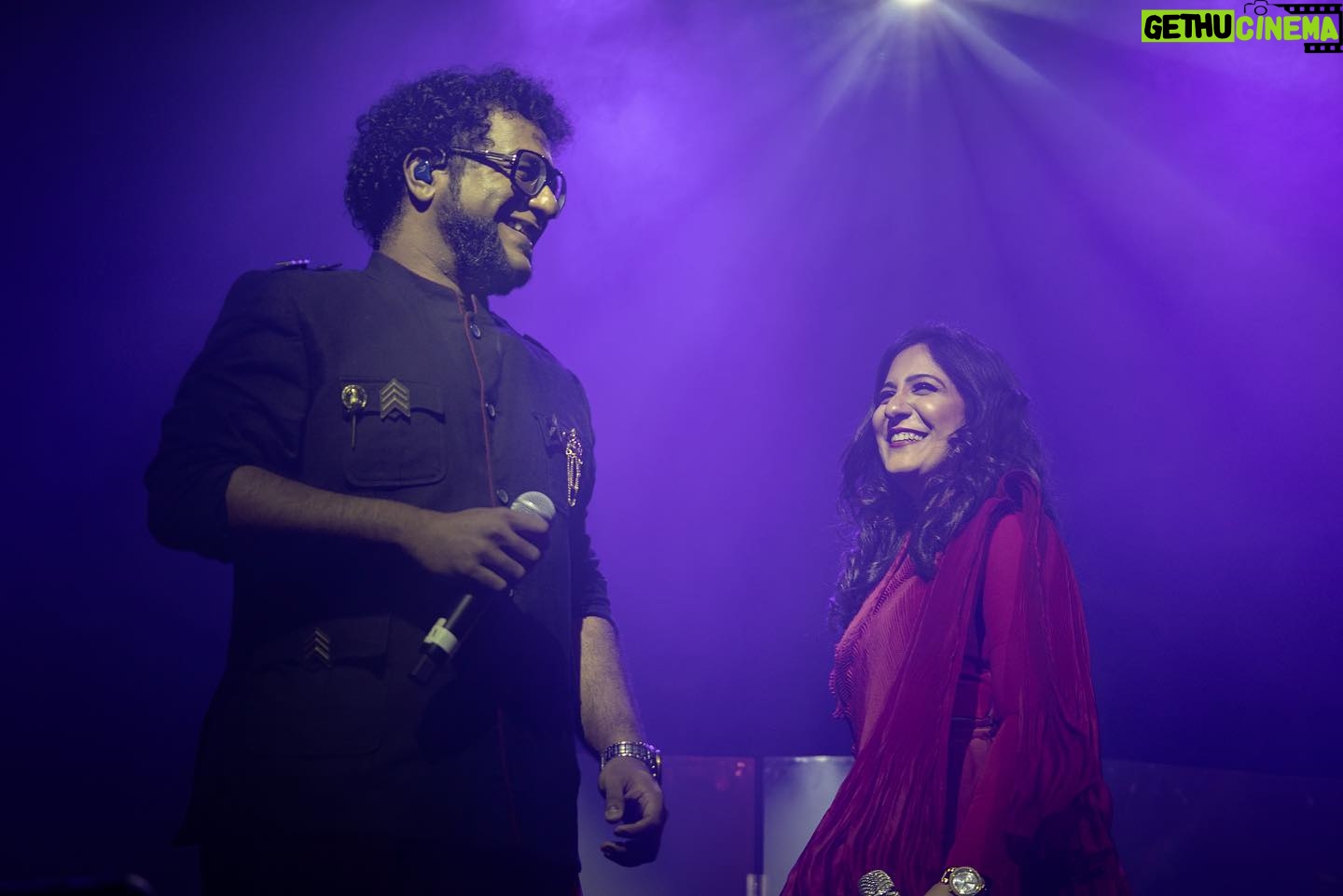 Shweta Mohan Instagram - Innum Konjam Isai Tour 2023 featuring Vijay Yesudas, Shweta Mohan and Haricharan Seshadri in Birmingham and London 🎶 Capturing the electrifying energy of the trio’s concert! 🎤🔥 From the heart-pounding beats to the soul-stirring melodies, they took the stage by storm. A night filled with music, passion, and pure talent. Witness the highlights of an unforgettable performance. 🎵✨ Event organiser: @ukeventlife Tour manager: @njadoonanan Outfits: @bridal__empire_parisdubai Band: @bennetandtheband Hosts: @anusrisnair @ranyajac Hair and Makeup: @jansika_s and @bridal__empire_parisdubai Promoter: @gowtham_gsz