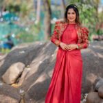 Shweta Mohan Instagram - Eid Mubarak and Season's greetings dear all 😍🙏🏽✨ 📸 Styled by: @aayeshaa.mariam Outfit: @sejalkamdardesigns Shot by: @they_call_me_keshu Jewellery: @suhanipittie Hair: @hairbyrama1995 Makeup: @sree_bridal_makeovers Costumer: @kondanagacostumedesigners