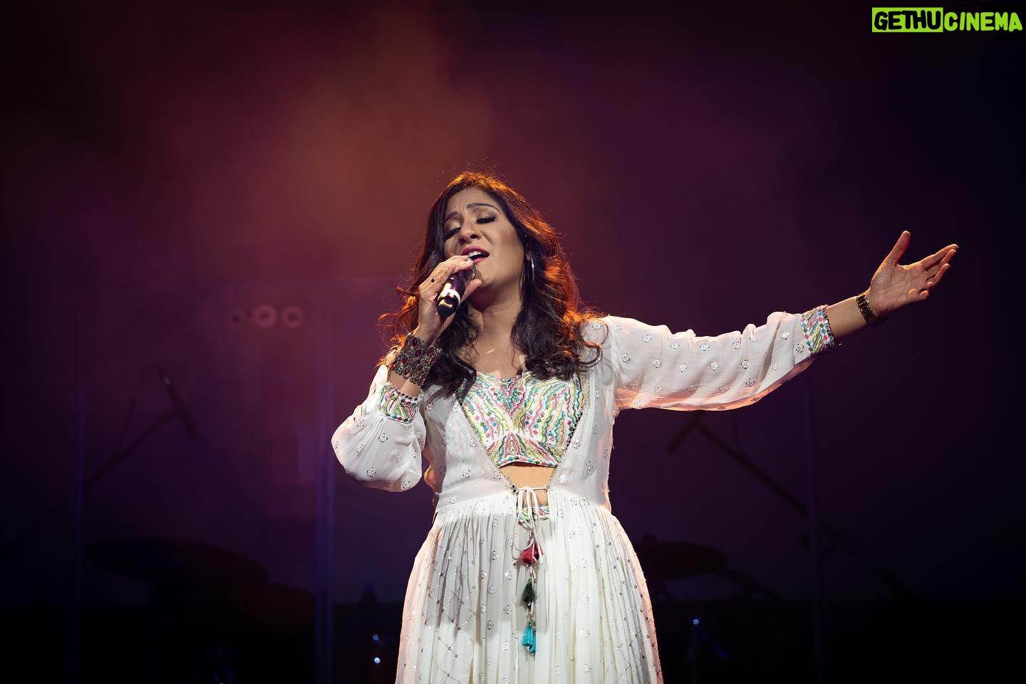 Shweta Mohan Instagram - Innum Konjam Isai Tour 2023 featuring Vijay Yesudas, Shweta Mohan and Haricharan Seshadri in Birmingham and London 🎶 Capturing the electrifying energy of the trio’s concert! 🎤🔥 From the heart-pounding beats to the soul-stirring melodies, they took the stage by storm. A night filled with music, passion, and pure talent. Witness the highlights of an unforgettable performance. 🎵✨ Event organiser: @ukeventlife Tour manager: @njadoonanan Outfits: @bridal__empire_parisdubai Band: @bennetandtheband Hosts: @anusrisnair @ranyajac Hair and Makeup: @jansika_s and @bridal__empire_parisdubai Promoter: @gowtham_gsz