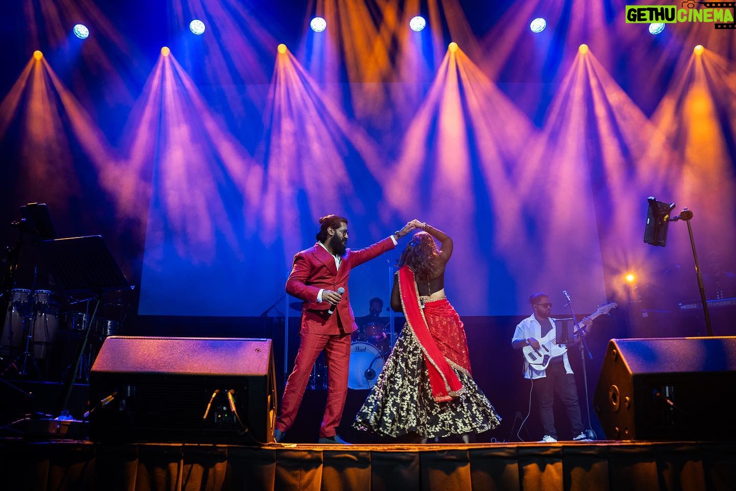 Shweta Mohan Instagram - Innum Konjam Isai Tour 2023 featuring Vijay Yesudas, Shweta Mohan and Haricharan Seshadri in Birmingham and London 🎶 Capturing the electrifying energy of the trio’s concert! 🎤🔥 From the heart-pounding beats to the soul-stirring melodies, they took the stage by storm. A night filled with music, passion, and pure talent. Witness the highlights of an unforgettable performance. 🎵✨ Event organiser: @ukeventlife Tour manager: @njadoonanan Outfits: @bridal__empire_parisdubai Band: @bennetandtheband Hosts: @anusrisnair @ranyajac Hair and Makeup: @jansika_s and @bridal__empire_parisdubai Promoter: @gowtham_gsz