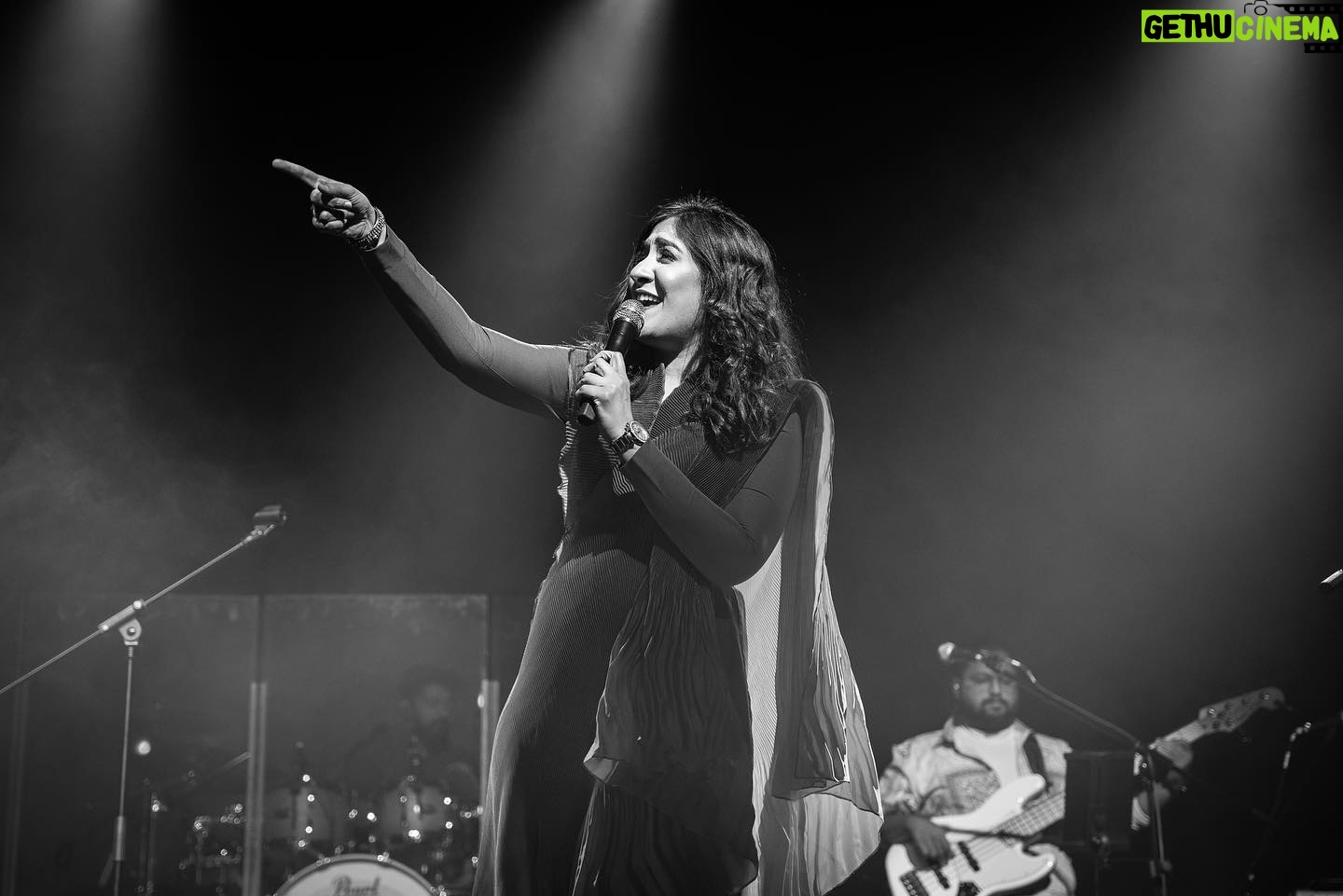 Shweta Mohan Instagram - Innum Konjam Isai Tour 2023 featuring Vijay Yesudas, Shweta Mohan and Haricharan Seshadri in Birmingham and London 🎶 Capturing the electrifying energy of the trio’s concert! 🎤🔥 From the heart-pounding beats to the soul-stirring melodies, they took the stage by storm. A night filled with music, passion, and pure talent. Witness the highlights of an unforgettable performance. 🎵✨ Event organiser: @ukeventlife Tour manager: @njadoonanan Outfits: @bridal__empire_parisdubai Band: @bennetandtheband Hosts: @anusrisnair @ranyajac Hair and Makeup: @jansika_s and @bridal__empire_parisdubai Promoter: @gowtham_gsz