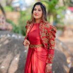 Shweta Mohan Instagram - Eid Mubarak and Season's greetings dear all 😍🙏🏽✨ 📸 Styled by: @aayeshaa.mariam Outfit: @sejalkamdardesigns Shot by: @they_call_me_keshu Jewellery: @suhanipittie Hair: @hairbyrama1995 Makeup: @sree_bridal_makeovers Costumer: @kondanagacostumedesigners