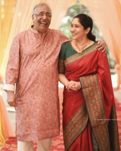 Shweta Mohan Instagram - പ്രണയത്തിന് എന്നും ചെറുപ്പമാണ് ❣️ നീ ചേർന്ന് നിൽക്കുമ്പോൾ എല്ലാം മറക്കും ഞാൻ ❣️❣️❣️ @sujathamohanofficial @vishakrish50 @_shwetamohan_ @thammy_raman_entertainments ➡️USE YOUR HEADPHONES ⬅️ 👉Please contact credit issues DM @sujathamohanfanpage ➡️➡️➡️➡️FOLLOW ➡️➡️➡️➡️ #sujathamohanfanpage #sujathamohanofficialfanpage @sujathamohanfanpage #superlady #shwetamohan #shweta #vidyasagar #ninakkentemanasile #radhikathilakdaughterwedding #marriagefunction #photoshoot #sujatha #sujathamohanfanpage #sujathamohan🎼🎵🎶💞💝👌💓💟💕 #sujathamohansongs #sujathamohan #sujathamohanofficial #sujathamohanvoice #sujathamohantamilhits #sujathasinger #sujathamohanofficialfanpage #sujathamohanlovelyvoice #sujathamohansong #sujathamohanfans #sujathamohanfansclub #sujathamohanhits #sujathamohanfangirl #sujathamohanwhatsappstatus #sujathamohanfanpageofficial #sujathamohansinger #sujathamohan❤️