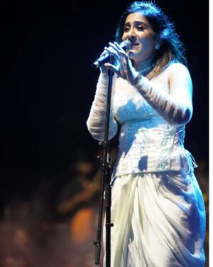 Shweta Mohan Instagram - Bespoke outfits by @ras_collective @abisubz 🙌 
Loved wearing them 💖

Wonderful clicks by @gowtham.ayyappan

#ARRLiveInConcert #shwetamohanliveinconcert 
#ConcertStyling