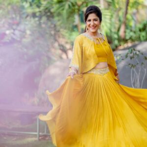 Shweta Mohan Instagram - And the weekend is here 🥳🌼💛

Styled by: @aayeshaa.mariam
Outfit: @anupellakuruofficial
Shot by: @they_call_me_keshu
Jewellery: @kushalsfashionjewellery
Costume asstnt: @Spoorthi._rao
Hair: @hairbyrama1995
Makeup: @sree_bridal_makeovers
Costumer: @kondanagacostumedesigners

#SuperSingeronStarMaa #TeluguSingingRealityShow 
#shootdiaries