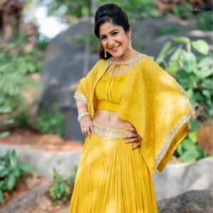 Shweta Mohan Instagram - And the weekend is here 🥳🌼💛

Styled by: @aayeshaa.mariam
Outfit: @anupellakuruofficial
Shot by: @they_call_me_keshu
Jewellery: @kushalsfashionjewellery
Costume asstnt: @Spoorthi._rao
Hair: @hairbyrama1995
Makeup: @sree_bridal_makeovers
Costumer: @kondanagacostumedesigners

#SuperSingeronStarMaa #TeluguSingingRealityShow 
#shootdiaries