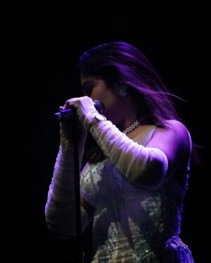 Shweta Mohan Instagram - Bespoke outfits by @ras_collective @abisubz 🙌 
Loved wearing them 💖

Wonderful clicks by @gowtham.ayyappan

#ARRLiveInConcert #shwetamohanliveinconcert 
#ConcertStyling