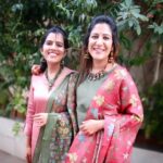 Shweta Mohan Instagram - Smily faces after an exciting afternoon at @isro.dos 's #ISRO #VikramSarabhaiSpaceCentre #Trivandrum addressing the esteemed gathering as Guest of Honor at their #WomensDay2024 function 🙏🏽🙌🏽 Playing our song #SthreeTheAnthem to some of the brightest minds of our country was a real honor 🙏🏽 🎶 @maithri_1111 💕 Wearing @vedhikafashion #shwetamohandiaries #VSSC #PeNNTheAnthem