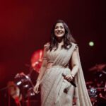 Shweta Mohan Instagram - What a voice 🥹 @_shwetamohan_ So lucky to experience her perform live 📸: @views.of.nivi 💄: @beautyconceptsbytanu