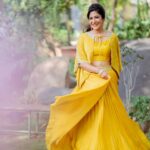 Shweta Mohan Instagram – And the weekend is here 🥳🌼💛

Styled by: @aayeshaa.mariam
Outfit: @anupellakuruofficial
Shot by: @they_call_me_keshu
Jewellery: @kushalsfashionjewellery
Costume asstnt: @Spoorthi._rao
Hair: @hairbyrama1995
Makeup: @sree_bridal_makeovers
Costumer: @kondanagacostumedesigners

#SuperSingeronStarMaa #TeluguSingingRealityShow 
#shootdiaries