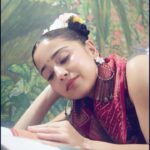 Shweta Tripathi Instagram – Jo mann ko bhaaye, woh kartin hai. 
Kitaaben, khushi aur khaana..khoob pasand kartin hain.
Padosiyon aur khud, dono par nazar rakhti hain. 
Phool ho ya fools, sabko ek chance zaroor deti hain.

Yeh batayen in mohtarma ko naam kya diya jaaye? 

Saree @shantibanaras se aur look ko possible kiya  @who_wore_what_when aur @sofiexhmu___ ne 💖✨
🎥 @jaysingal_