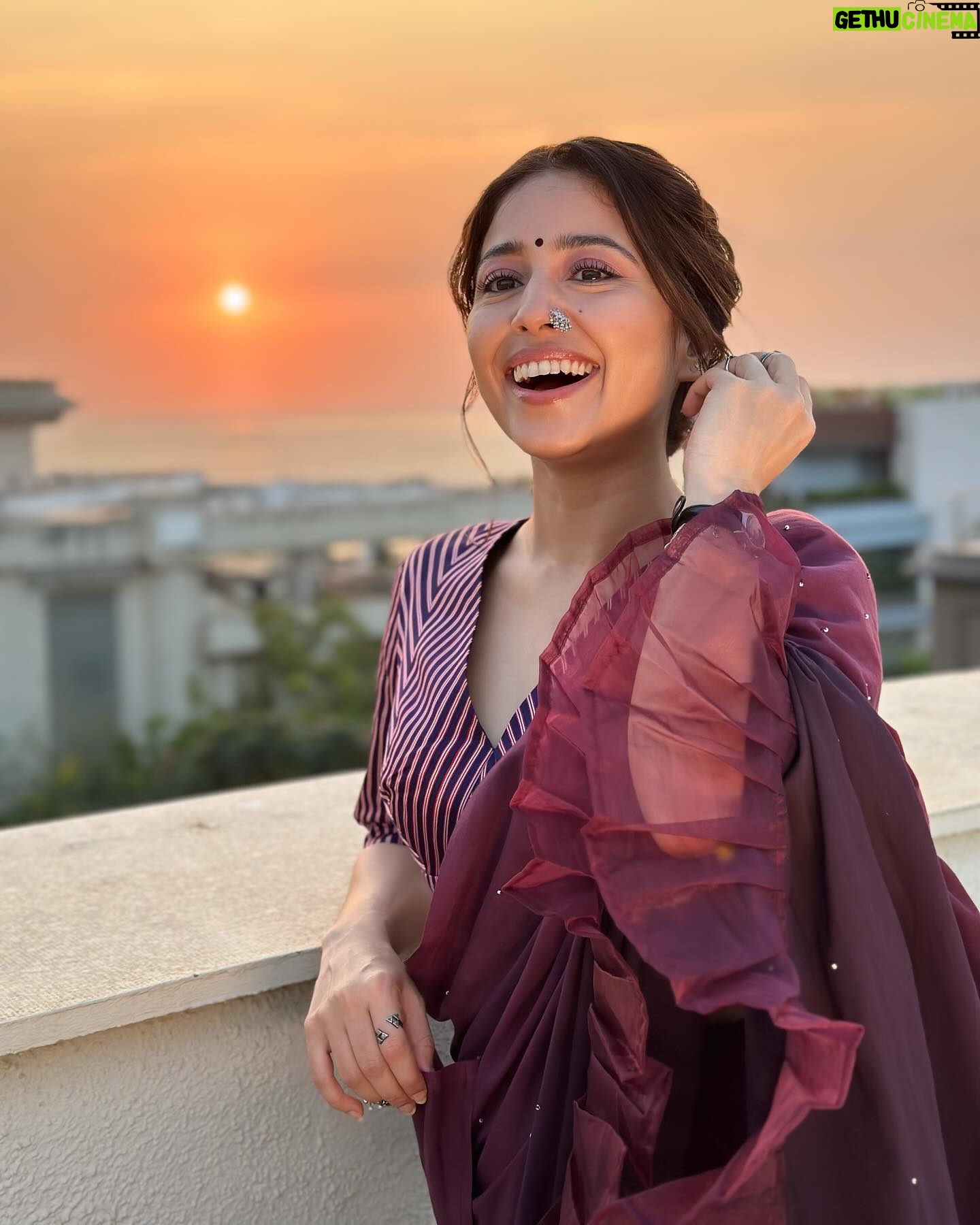 Shweta Tripathi Instagram - Sun aur main, dono set β
Beauty & mane magic @sofiexhmu___ πΈ by my βοΈ @hriyamarfatia @netflix_in @bhansaliproductions #Heeramandionnetflix #Premiernight #SustainableSundari πΈπ½β¨