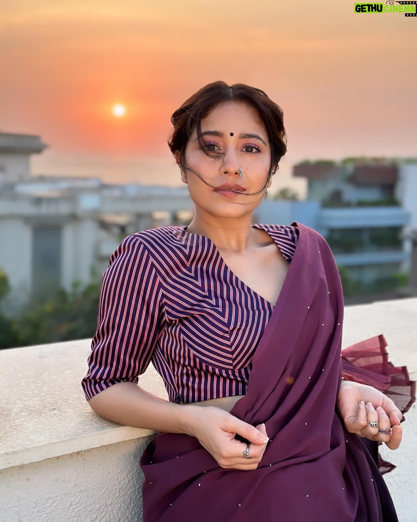 Shweta Tripathi Instagram - Sun aur main, dono set β
Beauty & mane magic @sofiexhmu___ πΈ by my βοΈ @hriyamarfatia @netflix_in @bhansaliproductions #Heeramandionnetflix #Premiernight #SustainableSundari πΈπ½β¨