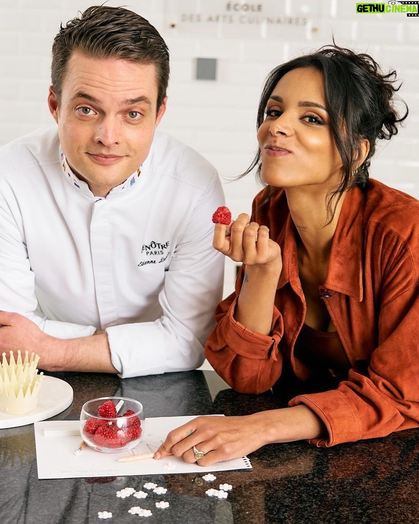 Shy'm Instagram - Un cœur couronné à l’image de celui de @princessemargot_officiel … La fête des mères arrive, il faut absolument faire goûter cet entremet à vos mamans. Car au delà de ce qu’il représente, et grâce au talent ineffable d’ @etienneleroys , il est BON SA MÈRE 😆😬🩷 (pêche, framboise, jasmin, fort validé par la mienne 🤤🤌🏽 ) Merci @etienneleroys pour ta créativité, ta sensibilité, ta générosité, ta gentillesse… Merci @lenotre pour ce featuring 🤌🏽 Merci @murielhattab pour nos petits héros de @princessemargot_officiel . On continue 🩷 Beaucoup trop de fierté et de bonheur à être à vos côtés. Merci @anissa_dbla d’avoir rendu cela possible. 🫂