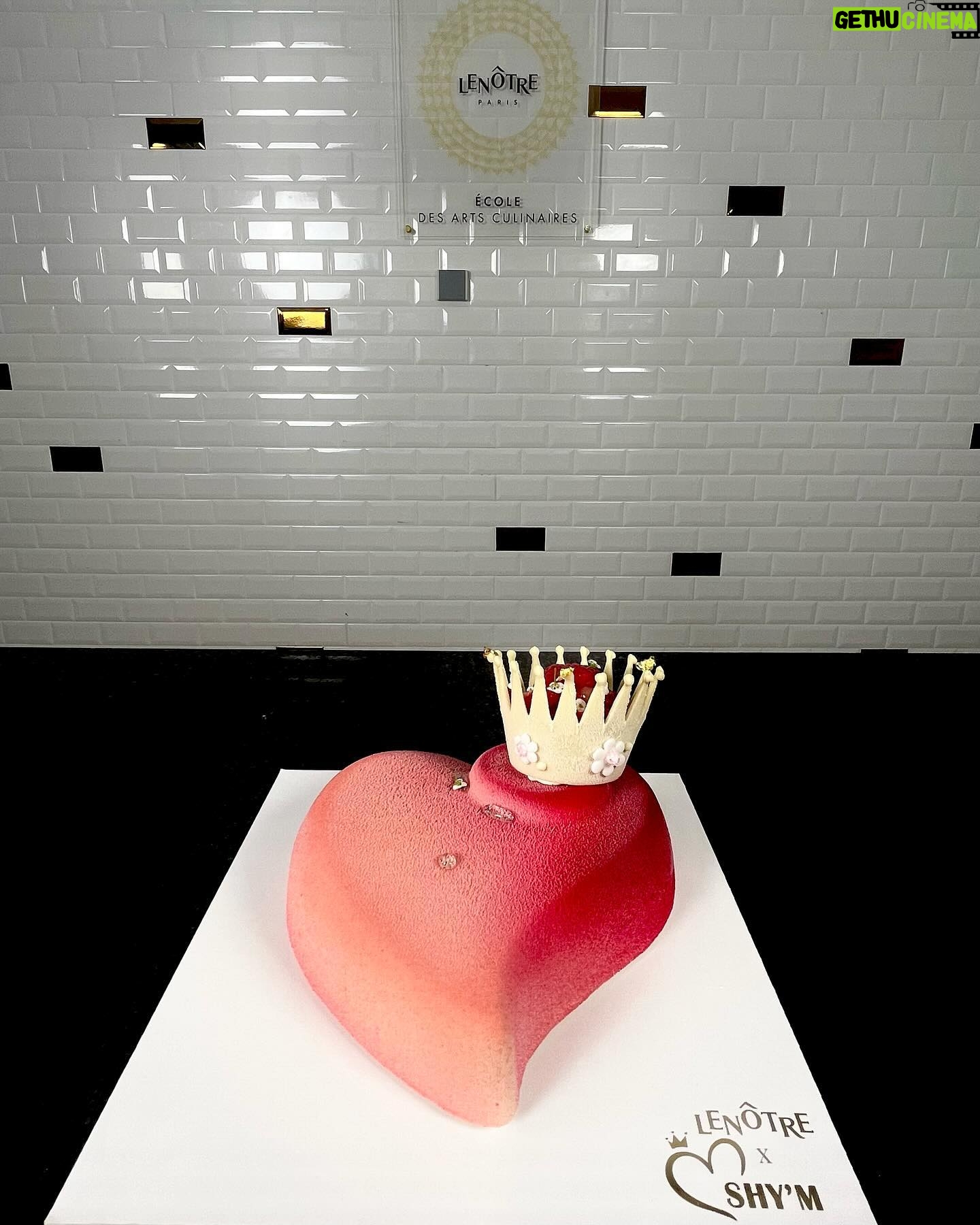 Shy'm Instagram - Un cœur couronné à l’image de celui de @princessemargot_officiel … La fête des mères arrive, il faut absolument faire goûter cet entremet à vos mamans. Car au delà de ce qu’il représente, et grâce au talent ineffable d’ @etienneleroys , il est BON SA MÈRE 😆😬🩷 (pêche, framboise, jasmin, fort validé par la mienne 🤤🤌🏽 ) Merci @etienneleroys pour ta créativité, ta sensibilité, ta générosité, ta gentillesse… Merci @lenotre pour ce featuring 🤌🏽 Merci @murielhattab pour nos petits héros de @princessemargot_officiel . On continue 🩷 Beaucoup trop de fierté et de bonheur à être à vos côtés. Merci @anissa_dbla d’avoir rendu cela possible. 🫂